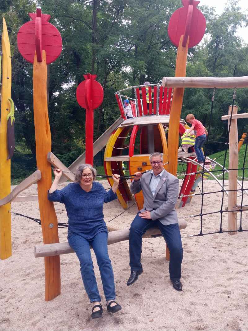 Umweltbürgermeisterin Eva Jähnigen und Kaufland-Manager David Sawall im neuen Park in Striesen. Foto: Heiko Weckbrodt