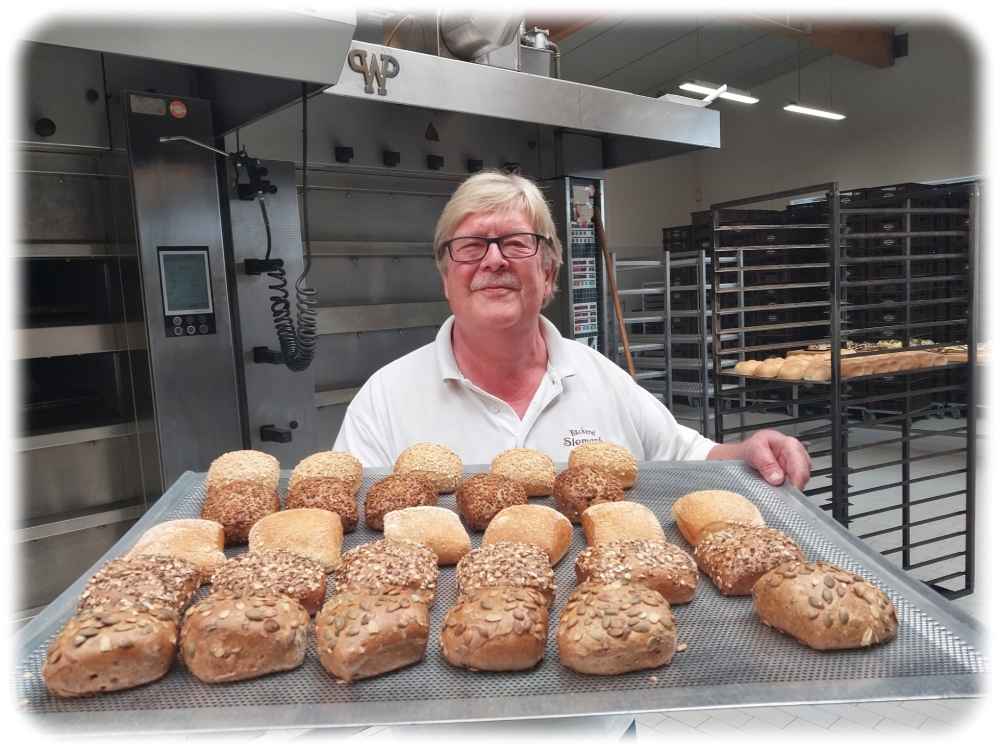 Bäckermeister und Chef Carsten Wiederhold ist stolz auf die breite Brötchenauswahl, die seine Bäckerei Siemank bietet. Foto: Heiko Weckbrodt