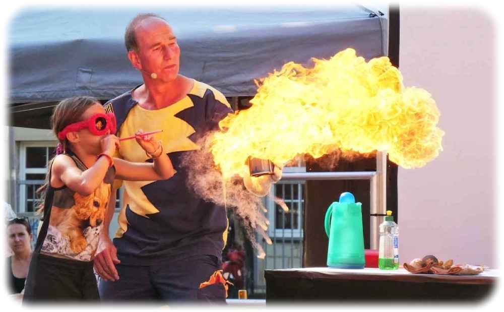 Magic Andy lädt kleine und große Besucher beim Turm- und Straßenfest in Striesen ein, bei seiner Feuer-Schau mitzumachen. Foto: TSD