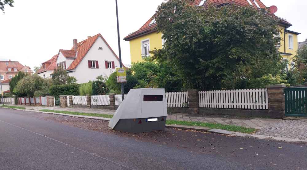 Der Blitzer-Anhänger auf der Kipsdorfer Straße wurde von Unbekannten zugeschmiert, aber von der Stadt gleich wieder in Betrieb gesetzt. Foto: Heiko Weckbrodt