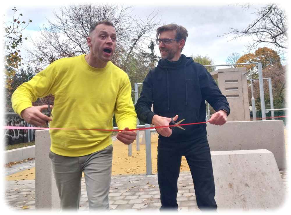 Parkourone-Leiter Sebastian Hansel (links) und Stadtbezirks-Amtsleiter Christian Barth durchschneiden das Band vor der neuen Parkour-Anlage in Dresden-Gruna. Foto: Heiko Weckbrodt