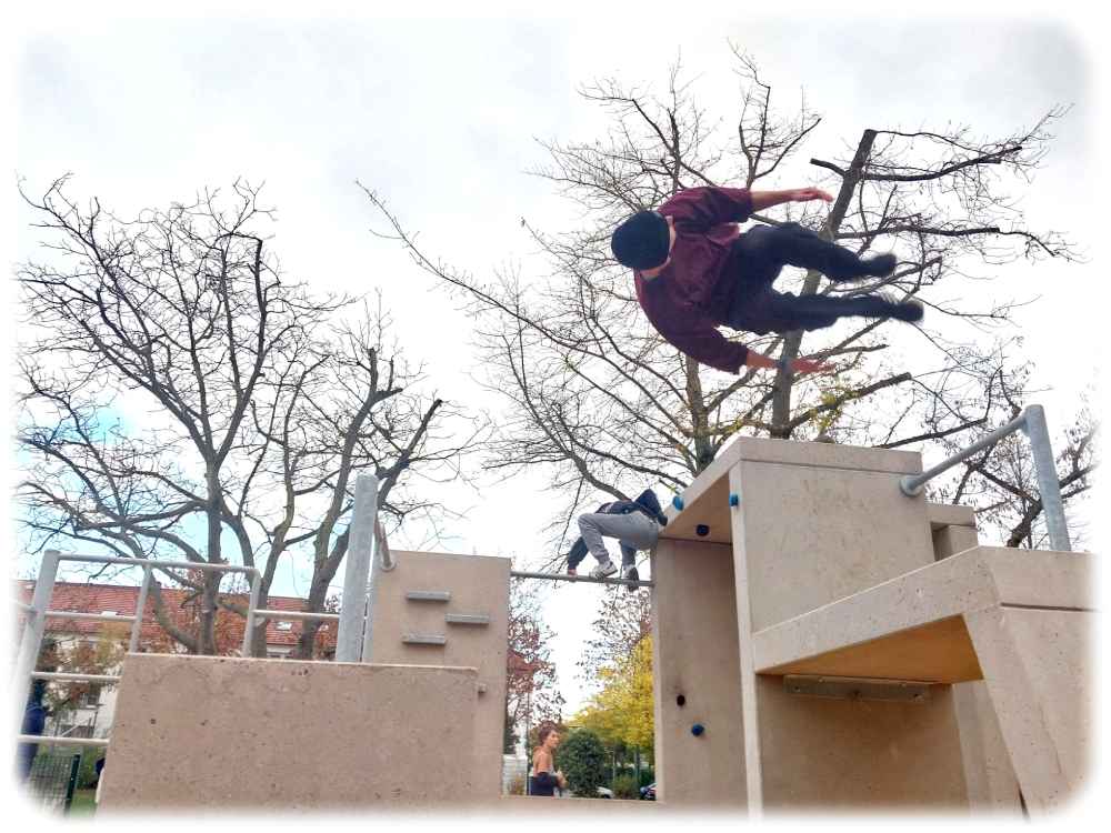 Parkourone-Sportler haben zur Eröffnung spektakuläre Sprünge auf der neuen Anlage in Dresden-Gruna vorgeführt. Foto: Heiko Weckbrodt