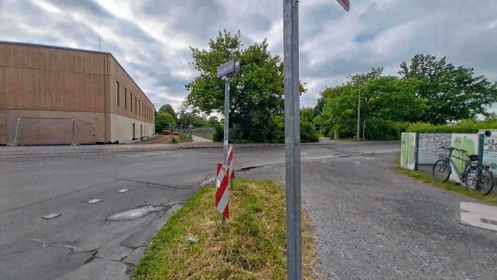 Derzeit endet die Hepkestraße hinter der Altenberger Straße in Dresden-Gruna in einem Privatweg. Die Stadt würde perspektivisch gerne eine Verbindung zum Berthelsdorfer Weg bauen - vor allem für einen künftigen Busverkehr. Foto: Heiko Weckbrodt