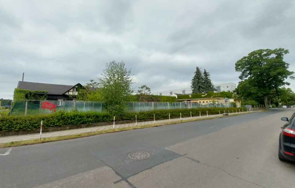 Voraussichtlich ab Anfang 2026 wird auch der östliche Teil der Kipsdorfer Straße zur Fahrradstraße umgebaut - wobei auch die alten Bäume an der Straße (siehe rechts im bild) erhalten werden müssen. Hinter dem Zaun zwischen Schulcampus und "Weesensteiner" entsteht das neue Wohngebiet. Foto: Heiko Weckbrodt