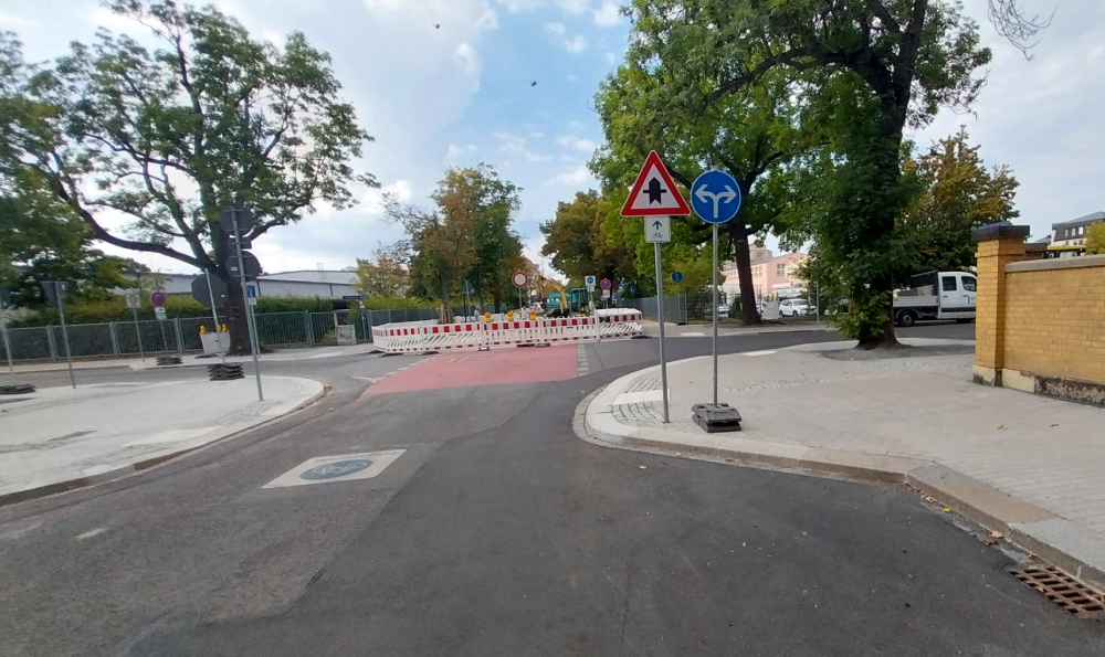 Ähnlich wie hier an der Kreuzung von Kipsdorfer und Gottleubaer Straße vergrößern Bauarbeiter nun an der Kreuzung der Radroute Ost mit der Bärensteiner Straße die Fußwege und verkleinern dadurch die Kreuzung. Foto: Heiko Weckbrodt
