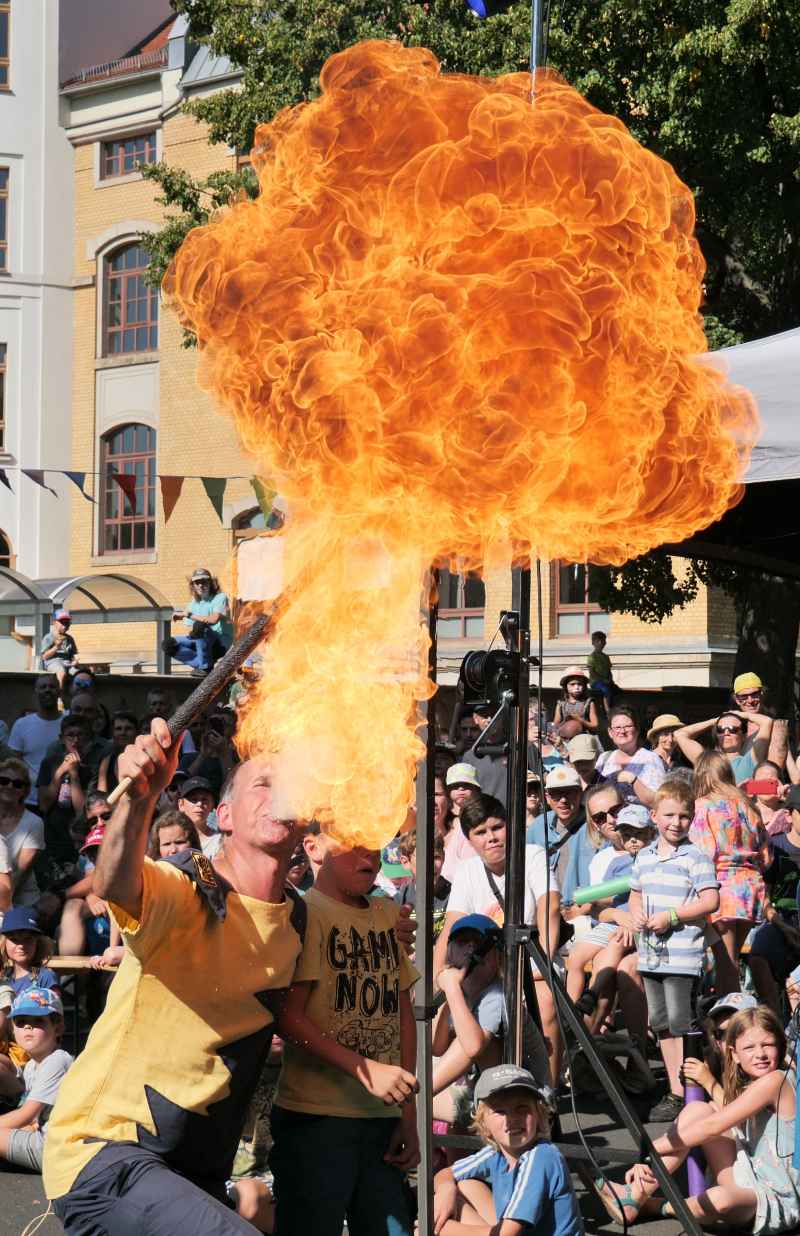 Magic Andy mit seiner Feuer-Schau beim Turmfest. Foto: Sophie Arlet für die Technischen Sammlungen Dresden