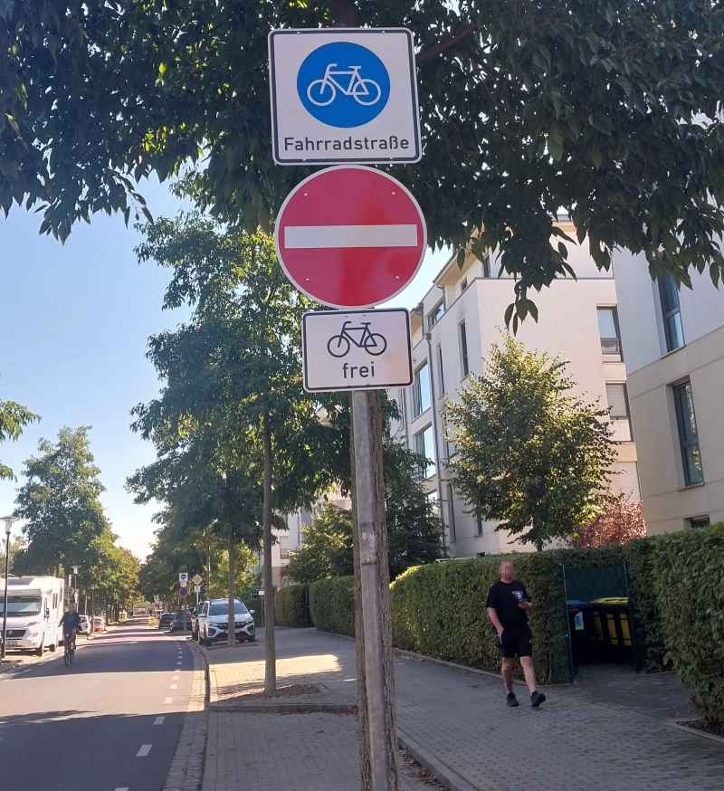 Ein Stück der Radroute Ost auf der Laubestraße ist nun für Autos eine Einbahnstraße. Foto: Heiko Weckbrodt