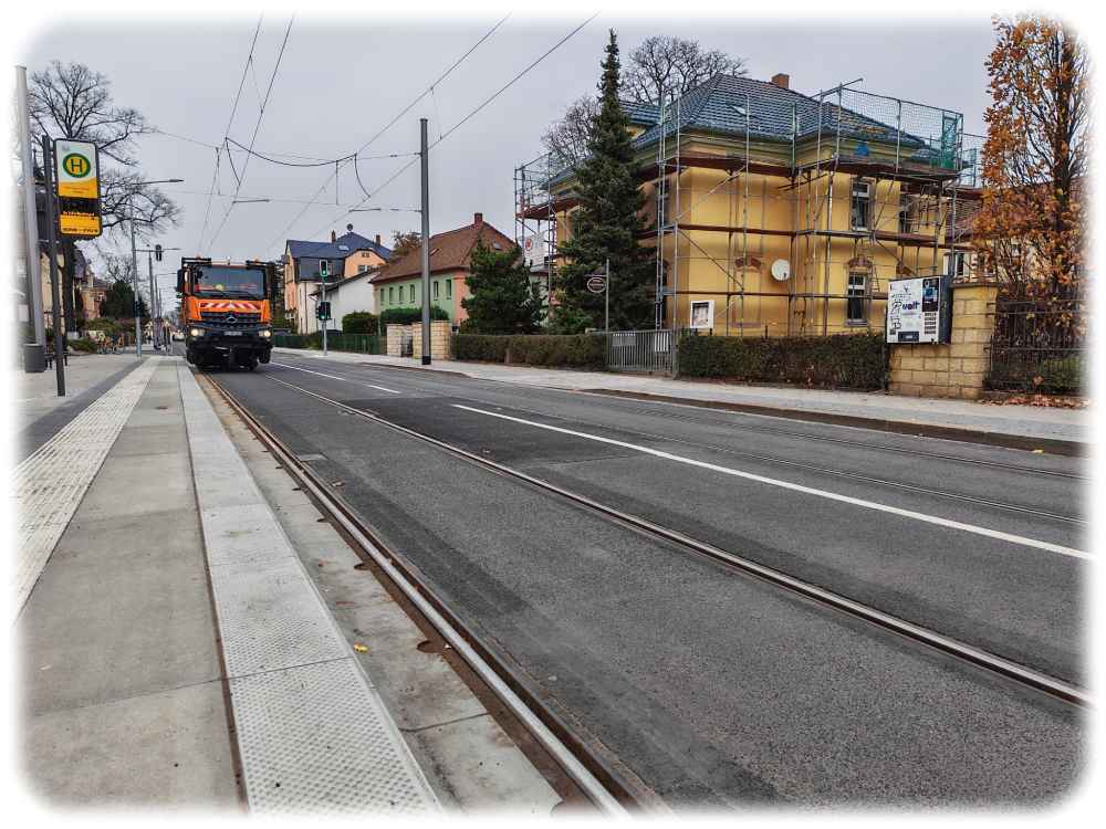 Letzter Schliff mit dem Schienenputzer, bevor am Montag auch die Straßenbahnen auf der Österreicher Straße wieder fahren. Foto: Heiko Weckbrodt
