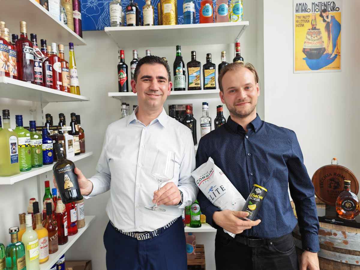 Sascha Janus und Paul Schlegel verkaufen und kredenzen sardische und andere italienische Spezialitäten in ihrem Feinkost-Bistro "Nel Mondo D’Italia" in Dresden-Striesen. Foto: Heiko Weckbrodt