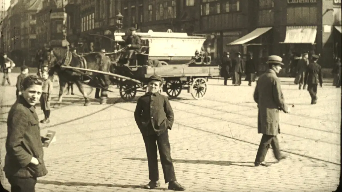 Szene aus aus „Behelfsomnibusse in Dresden im Einsatz" (1919), Quelle: Sammlung Ernst Hirsch Dresden – SLUB Dresden, Depositum Museen der Stadt Dresden – Technische Sammlungen