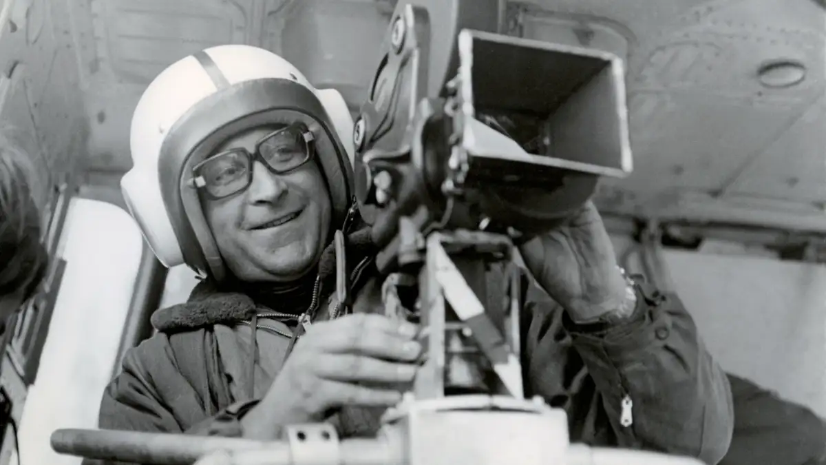 Ernst Hirsch in Hubschrauber bei Aufnahmen für einen Werbefilm für Planeta-Druckmaschinen, 1970, unbekannte:r Fotograf:in © Ernst Hirsch