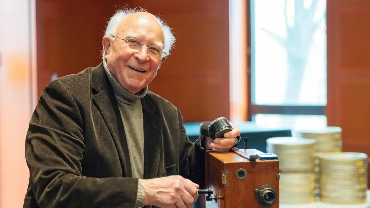Ernst Hirsch bei der Sammlungsübergabe, 2025, © Museen der Stadt Dresden, Oliver Killig