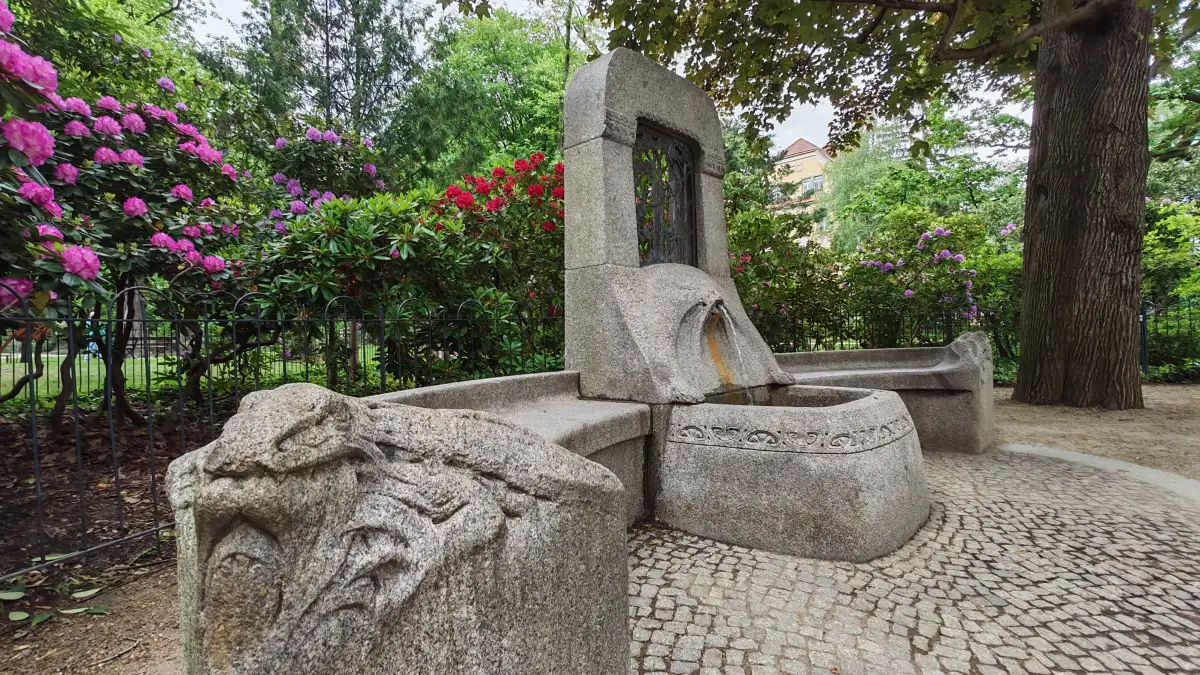 Sanierter Märchenbrunnen im Hermann-Seidel-Park Striesen: Der Jugendstil-Brunnen ist dem Märchen von Brüderchen und Schwesterchen gewidmet. Foto: Heiko Weckbrodt