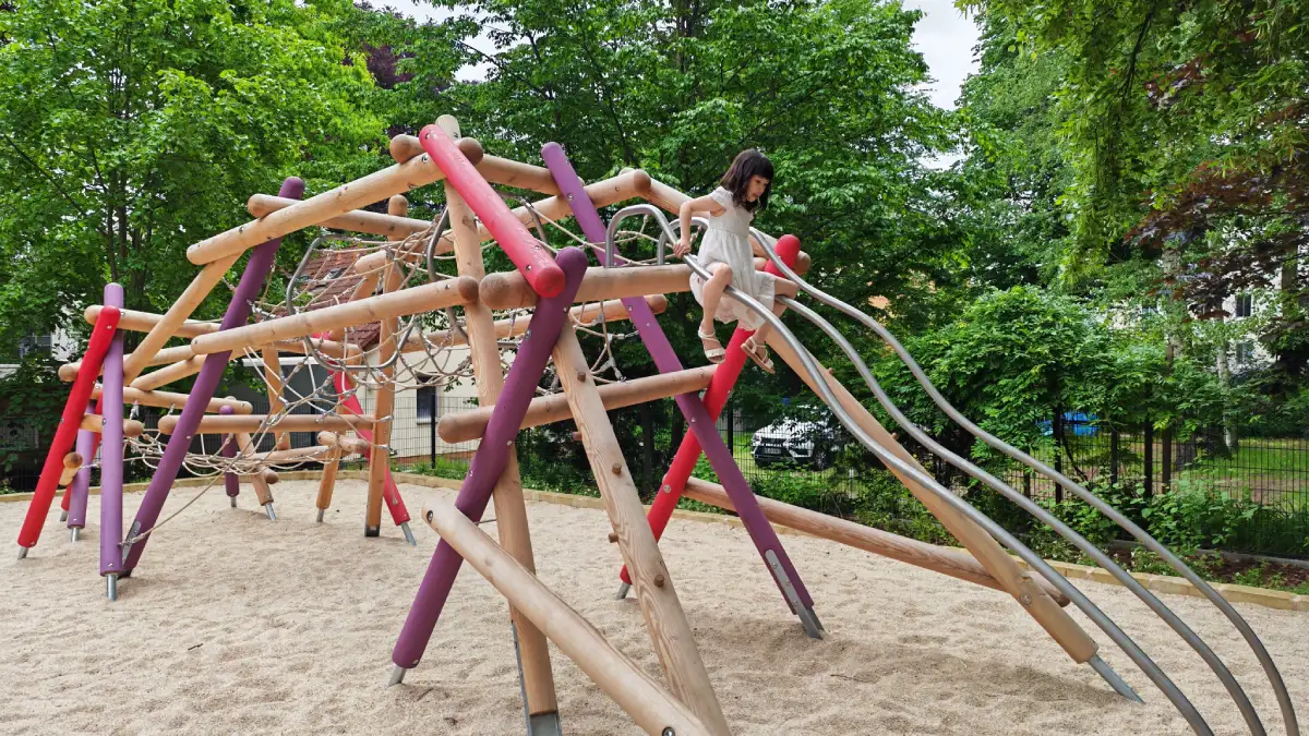 Wo jetzt Kinder auf Elefanten klettern, standen noch vor drei Jahren Pachtgaragen. Foto: Heiko Weckbrodt