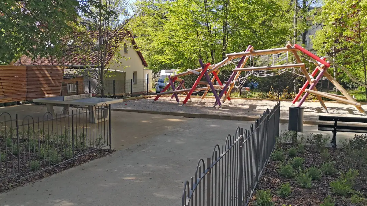 Anstelle des Pacht-Garagenhofs aus DDR-Zeiten ist ein neuer Spielplatz im Hermann-Seidel-Park entstanden. Foto: Ralf Dießelmann