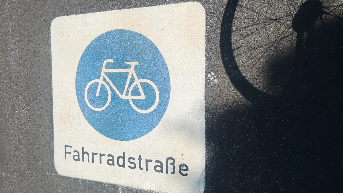Auf Fahrradstraßen haben Radler Vorfahrt, dürfen nebeneinander fahren. Auch gilt Tempo 30 und Autofahrer müssen besonders vorsichtig fahren - in der Praxis halten sich viele Kfz-Führer allerdings nicht an die Regeln. Foto: Heiko Weckbrodt