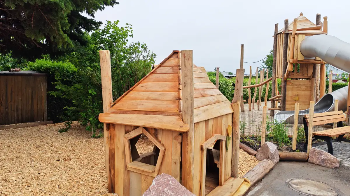 Hölzerne Häuser und andere Spielgeräte dominieren den neuen Spielplatz in Seidnitz. Foto: Heiko Weckbrodt