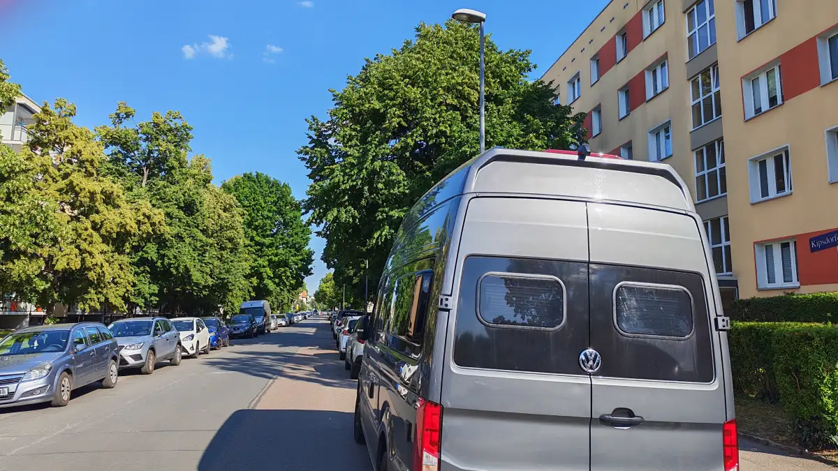Um den östlichen Teil der Kipsdorfer Straße in Dresden-Tolkewitz zur Fahrradstraße umzubauen, will die Stadt eine Parkspur streichen. Das bringt Anwohner metaphorisch auf die Barrikaden. Foto: Heiko Weckbrodt