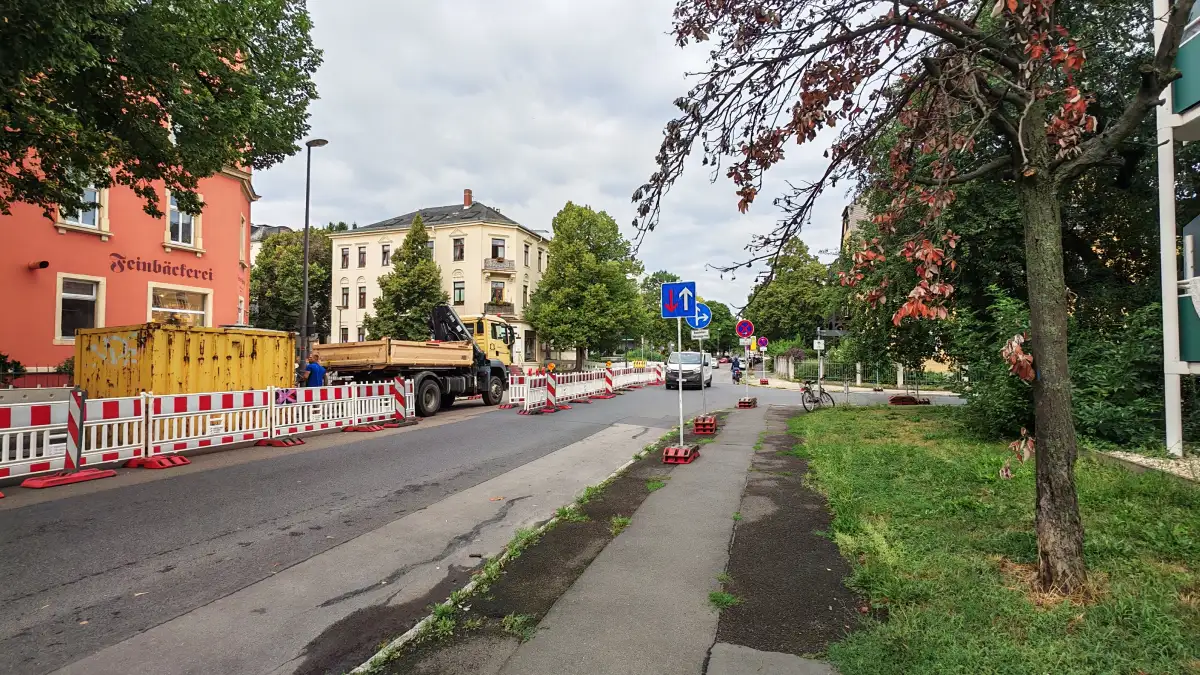 Das werden auch für Bäcker Hünich wohl schwierige Monate: Für den Umbau zur Fahrradstraße haben die Arbeiter auch die Kreuzung von Kipsdorfer und Berggießhübler Straße gesperrt. Foto: Heiko Weckbrodt