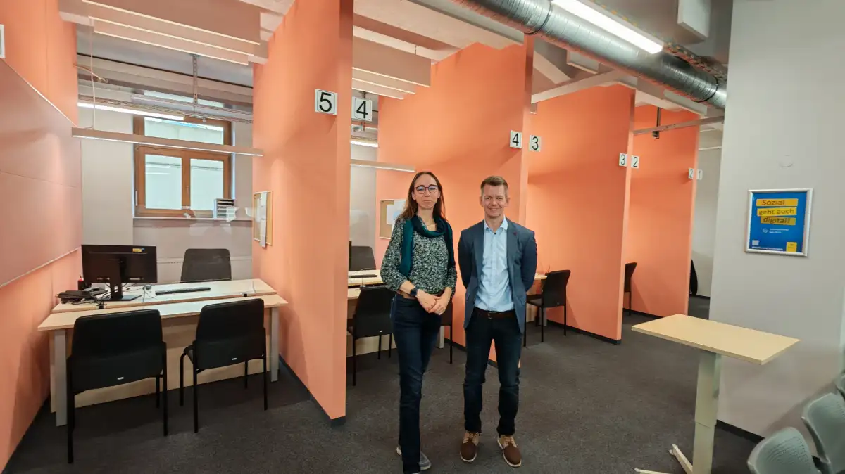 Sozialbürgermeisterin Kristin Klaudia Kaufmann (Linke) und Sozialamtsleiter Christian Knappe freuen sich über das neue Sozial-Bürgerbüro an der Junghansstraße. Foto: Heiko Weckbrodt