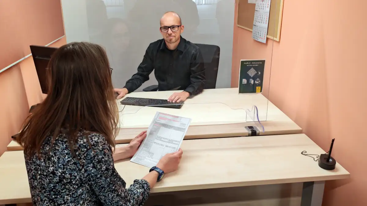 Sozialbürgermeisterin Kristin Klaudia stellt (probeweise) einen Sozialhilfeantrag an einem der neuen Tresen im Sozialamt in Striesen. Foto: Heiko Weckbrodt