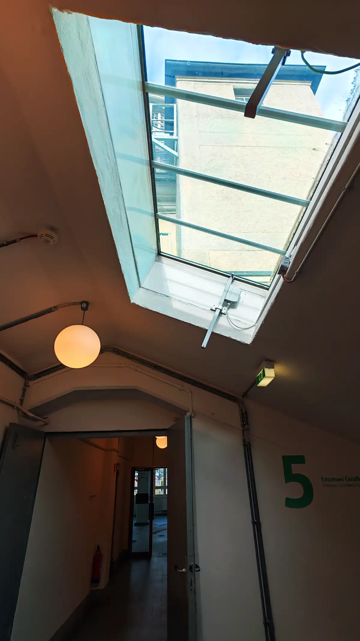 Dieses Treppenhaus wollen die Planer aufstocken, um einen 2. Rettungsweg zum Ernemannturm zu schaffen. Foto: Heiko Weckbrodt