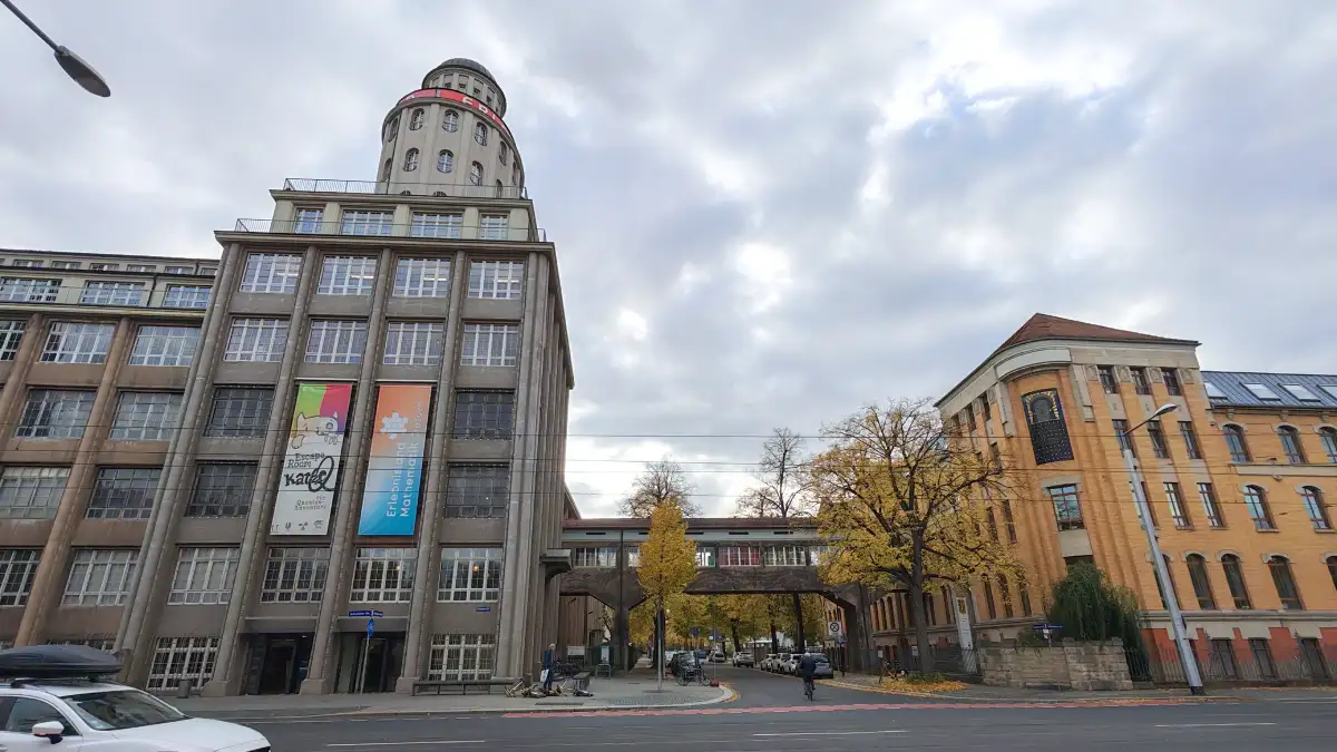 In den älteren Flügeln "A", "B", "C" und "D" der früheren Ernemannwerke auf der rechten Seite sitzen heute das Sozialamt und weitere Behörden. Links ist Flügel "E" mit dem Ernemannturm zu sehen, der gemeinsam mit den Flügeln F und G heute die Technischen Sammlungen Dresden beherbergt. Ein Teil der Flügel ist bereits über 100 Jahre alt. Foto: Heiko Weckbrodt