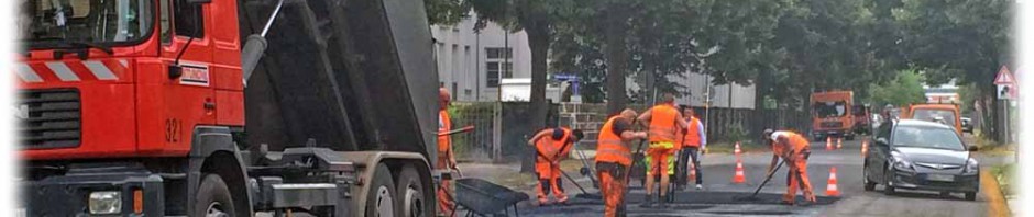 Endlich: Bauarbeiter flicken die Schlaglöcher auf der Bärensteiner Straße in Dresden-Striesen. Foto: Heiko Weckbrodt