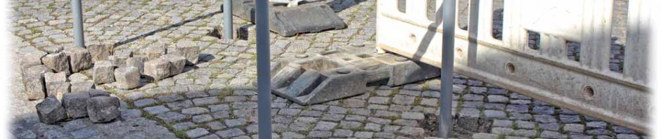 Steine des Anstosses: Arbeiter verankern derzeit fest im Pflaster der Friedrich-Wieck-Straße diese Fahrrad-Bügel. Foto: Heiko Weckbrodt