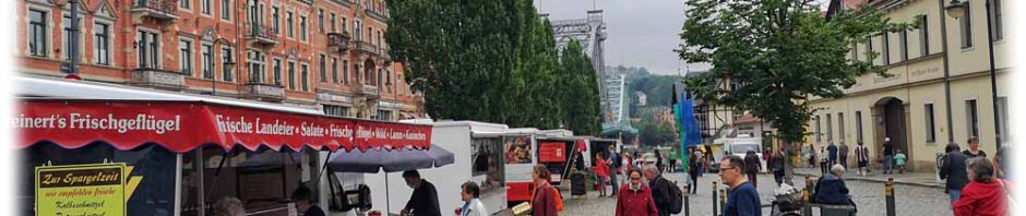 Der Wochenmarkt auf dem Schillerplatz in Dresden-Blasewitz erstreckt sich seit der Corona-Krise bis fast ans Elbufer hinunter. Foto: Heiko Weckbrodt