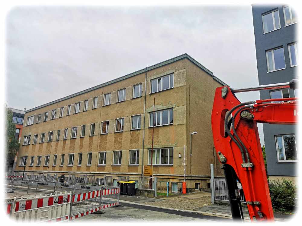 Die Wirtschaftsförderer wollen das alte Schulverwaltungsgebäude an der Fiedlerstraße neben der Dresdner Uniklinik abreißen und durch ein Biotechnologiezentrum (Bioz 2) ersetzen. Foto: Heiko Weckbrodt