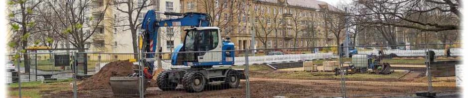 Arbeiter gestalten die Wege auf dem Königsheimplatz in Dresden-Blasewitz um. Foto: Ralf Dießelmann