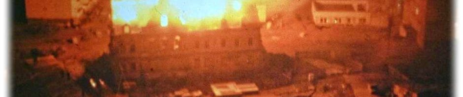 Diese Aufnahme vom brennenden Prohliser Schloss entstand im Dezember 1980 von einem der 17-Geschosser am Prohliser Anger aus. Foto: Archiv Palitzschmuseum
