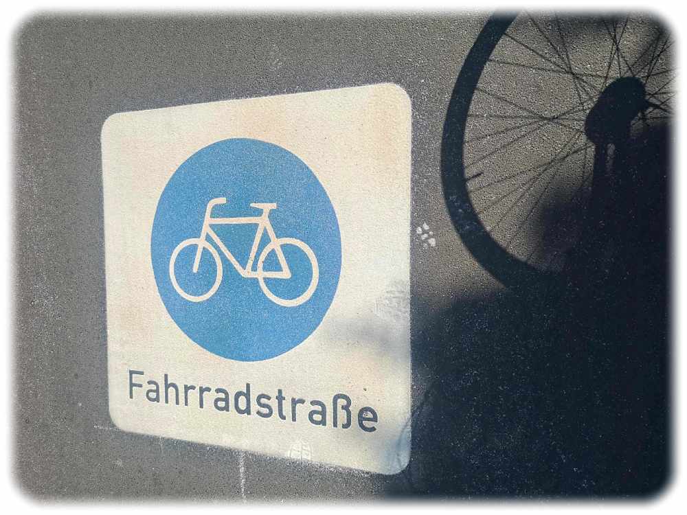 Auch auf der Fahrbahn weisen Logos auf den neuen Status der Glashütter und Kipsdorfer Straße als Fahrradstraße hin. Foto: Heiko Weckbrodt