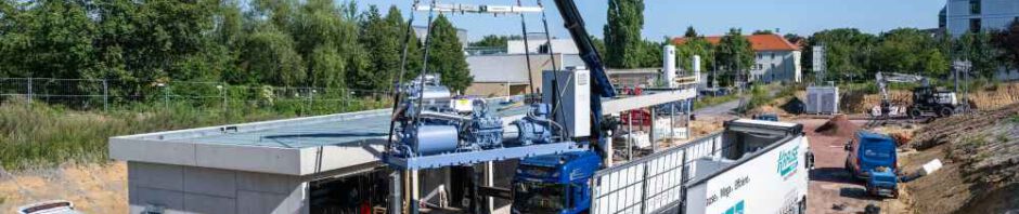 Ein Kran hebt die Groß-Wärmepumpen an ihren Platz neben dem Supercomputer-Zentrum. Foto: Martin Förster für Sachsenenergie