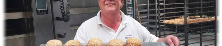 Bäckermeister und Chef Carsten Wiederhold ist stolz auf die breite Brötchenauswahl, die seine Bäckerei Siemank bietet. Foto: Heiko Weckbrodt