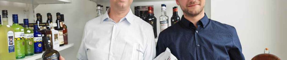 Sascha Janus und Paul Schlegel verkaufen und kredenzen sardische und andere italienische Spezialitäten in ihrem Feinkost-Bistro "Nel Mondo D’Italia" in Dresden-Striesen. Foto: Heiko Weckbrodt