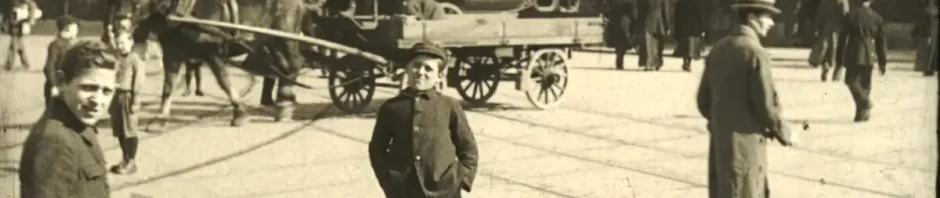 Szene aus aus „Behelfsomnibusse in Dresden im Einsatz" (1919), Quelle: Sammlung Ernst Hirsch Dresden – SLUB Dresden, Depositum Museen der Stadt Dresden – Technische Sammlungen