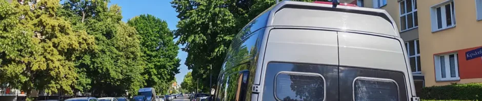 Um den östlichen Teil der Kipsdorfer Straße in Dresden-Tolkewitz zur Fahrradstraße umzubauen, will die Stadt eine Parkspur streichen. Das bringt Anwohner metaphorisch auf die Barrikaden. Foto: Heiko Weckbrodt
