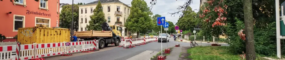 Das werden auch für Bäcker Hünich wohl schwierige Monate: Für den Umbau zur Fahrradstraße haben die Arbeiter auch die Kreuzung von Kipsdorfer und Berggießhübler Straße gesperrt. Foto: Heiko Weckbrodt
