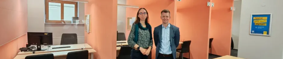 Sozialbürgermeisterin Kristin Klaudia Kaufmann (Linke) und Sozialamtsleiter Christian Knappe freuen sich über das neue Sozial-Bürgerbüro an der Junghansstraße. Foto: Heiko Weckbrodt