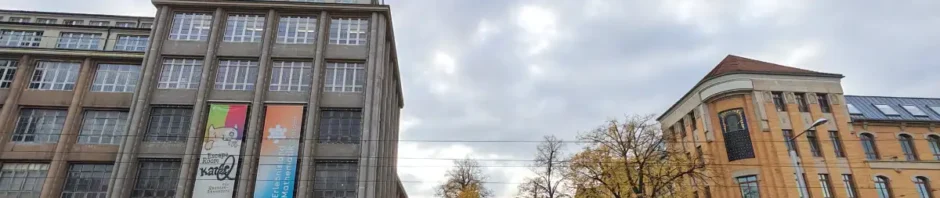 In den älteren Flügeln "A", "B", "C" und "D" der früheren Ernemannwerke auf der rechten Seite sitzen heute das Sozialamt und weitere Behörden. Links ist Flügel "E" mit dem Ernemannturm zu sehen, der gemeinsam mit den Flügeln F und G heute die Technischen Sammlungen Dresden beherbergt. Ein Teil der Flügel ist bereits über 100 Jahre alt. Foto: Heiko Weckbrodt